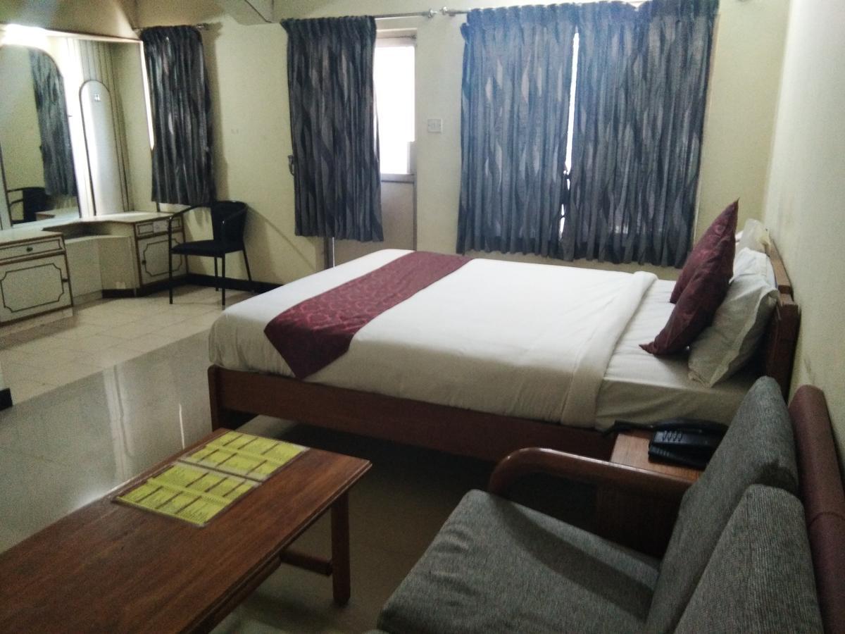 Hotel Jaysanthi Ooty Exteriör bild